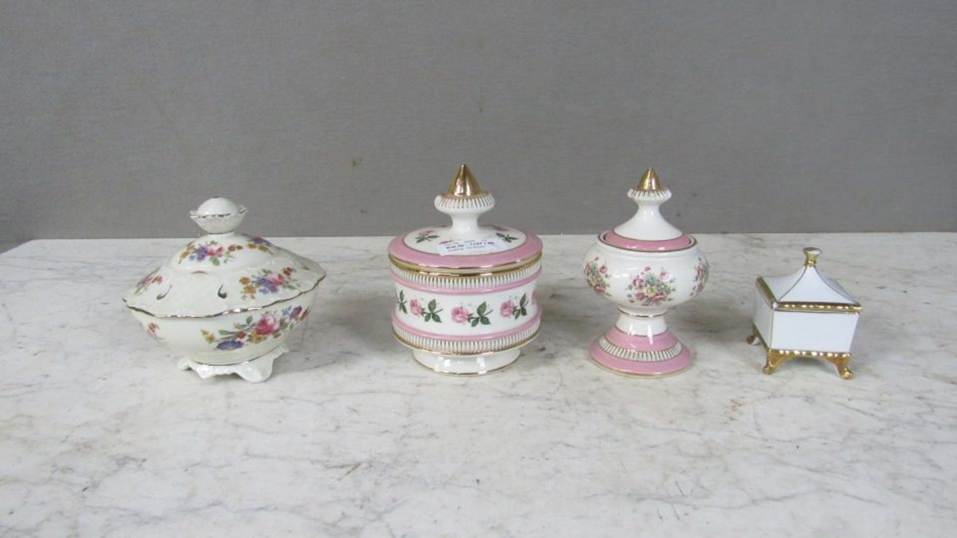 4 Porzellandeckeldosen von 9,5 -