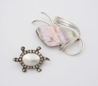 2 Silberbroschen mit Perlmutt, 1930er/ 1960er Jahre