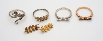 925er Silberschmuck-Konvolut: 3 Ringe, Pandora und Set: Ring und Paar Ohrhänger "Blätter"