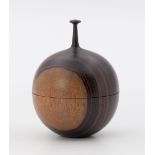 Lüder Baier (1920 -2012, Dresden), Dose im Apfelform, Grenadill, 2. Hälfte 20.Jh.