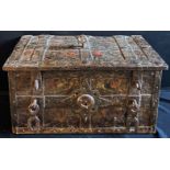 Kleine Kriegskasse mit Blumenmalerei