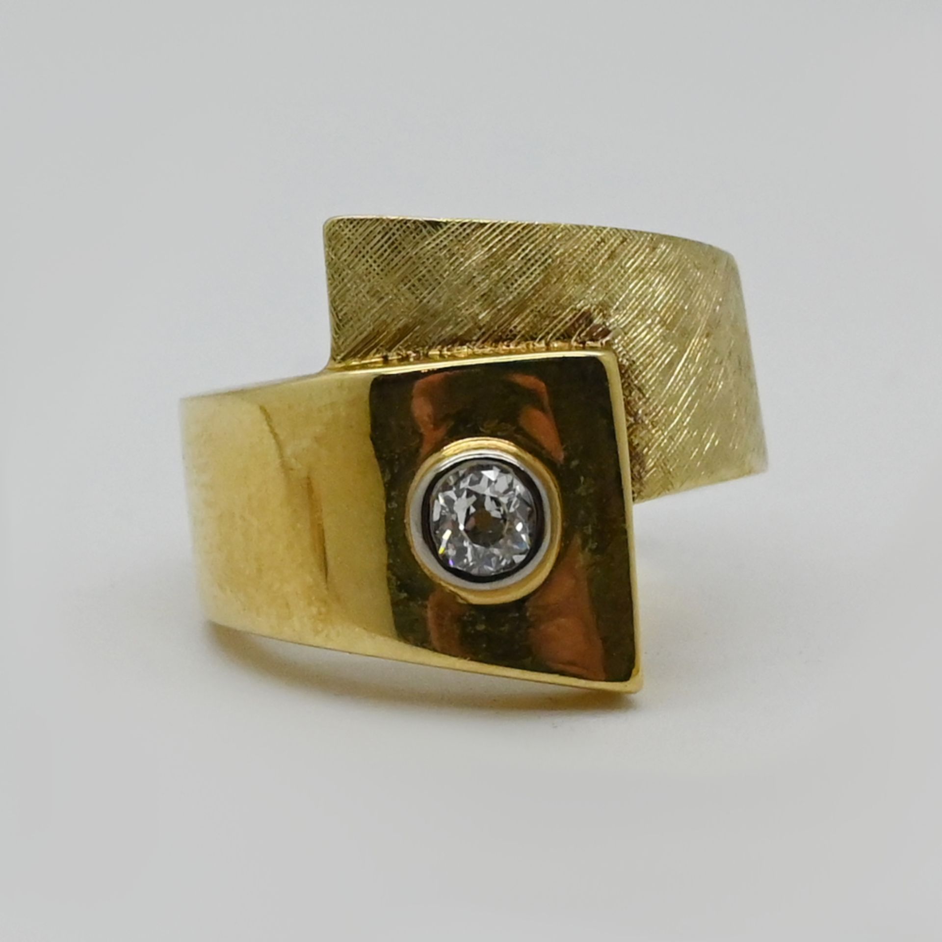 1 Brosche WG 18ct. L ca. 5cm, mit 2 Brill. je ca. 0,05ct., wohl 2 kl ...
