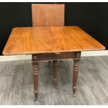 A Regency extending Pembroke dining table, with leaf, 73cm height, 123cm width (186cm extended),