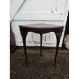 Corner tripod table