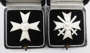 57er: Kriegsverdienstkreuz, 1. Klasse, mit und ohne Schwerter, im Etui.