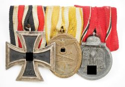 Ordenschnalle mit 3 Auszeichnungen.