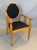 3 Armlehnstühle, wohl Buche, ovaler Rückenausschnitt,