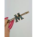 antique 9ct gold merle Bennett turquoise M / W safety pin bar brooch
