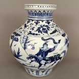 Schwere blau-weiße Vase- China, Porzellan, stark gebauchte Wandung mit eingeschnürter Mündung, umla