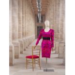 Givenchy, collection Haute Couture, circa 1988. Robe de cocktail en satin fuchsia imprimé. ...