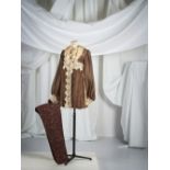Christian Lacroix, collection Haute Couture, Automne-Hiver 1989. Ensemble de cocktail en gazette ...