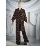 Yves Saint Laurent, collection Haute Couture, Automne-Hiver 1975. Ensemble du soir en soie noire ...