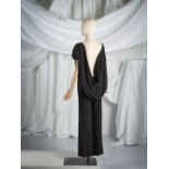 Grès, collection Haute Couture, Automne-Hiver 1975. Ensemble pantalon du soir en soie noire....