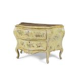 Commode de forme mouvementée en bois laqué, Venise milieu du XVIIIe siècleA Veneti...