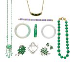 A GROUP OF JADE, NEPHRITE, SERPERTINE AND DISMOND JEWELRY 20th century