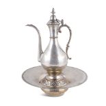 Aiguière et bassin ottomans en argent portant les armoiries du Khédive, Égypte, X...