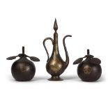 Aiguière et deux coings en acier damasquiné d'or Qadjar, Perse, XIXème siècl...