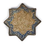 Carreau en forme d'étoile en céramique lustrée de Kashan, Perse, XIIIème/ XI...