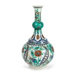 Carafe en porcelaine de style Iznik, marque de Samson (surahi), France, XIXème siècleA...