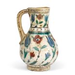 Pichet en céramique d'Iznik, Turquie, fin du XVIème siècleAn Iznik pottery jug Tu...