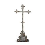Crucifix de Jérusalem en bois d'olivier recouvert de nacre et d'os, Palestine, XVIIIèm...