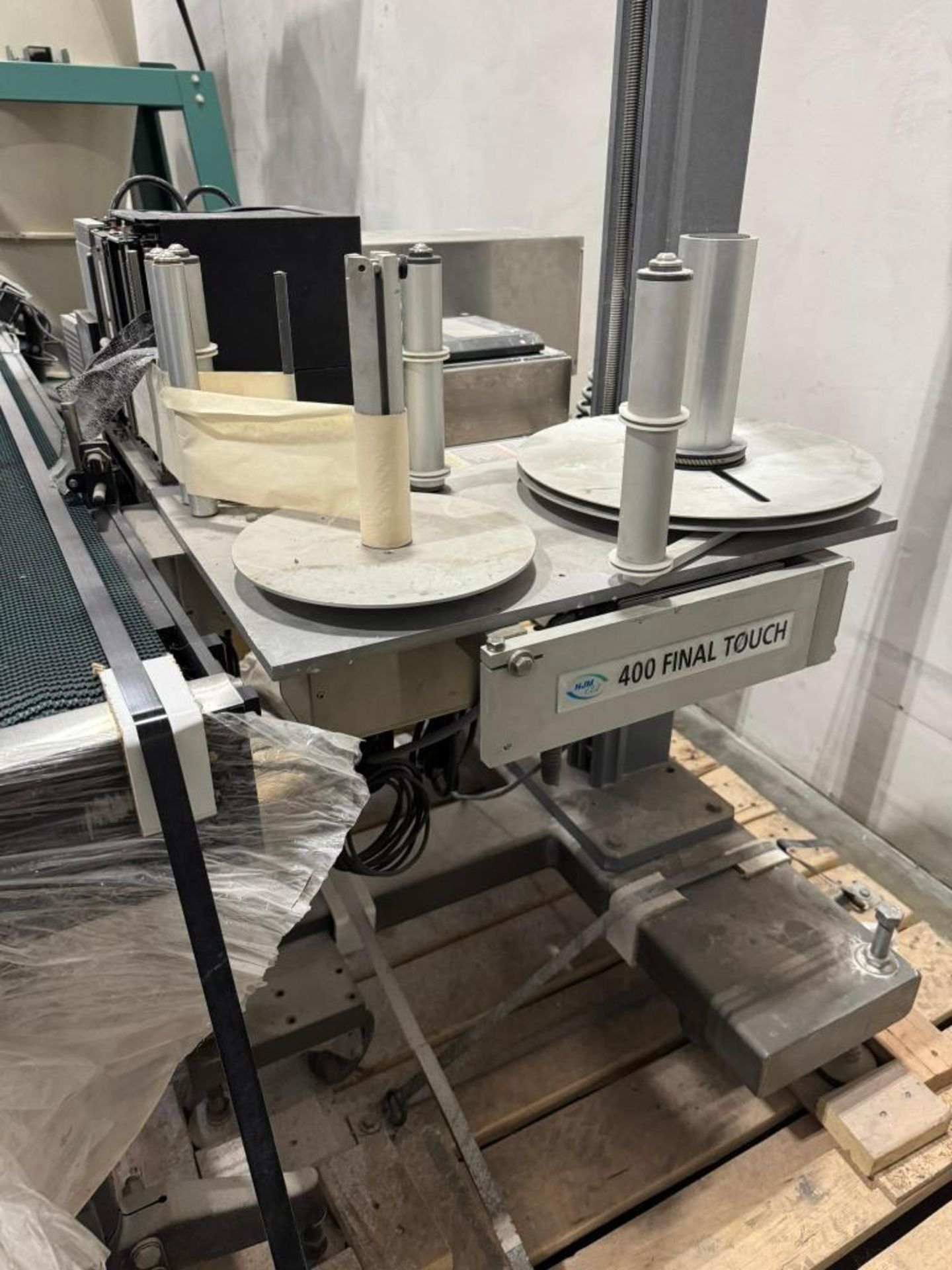 Njm Labeler Machine NJM 400 Final Touch Labeler, Serial# SA401-1581. With Conveyor and Stand.