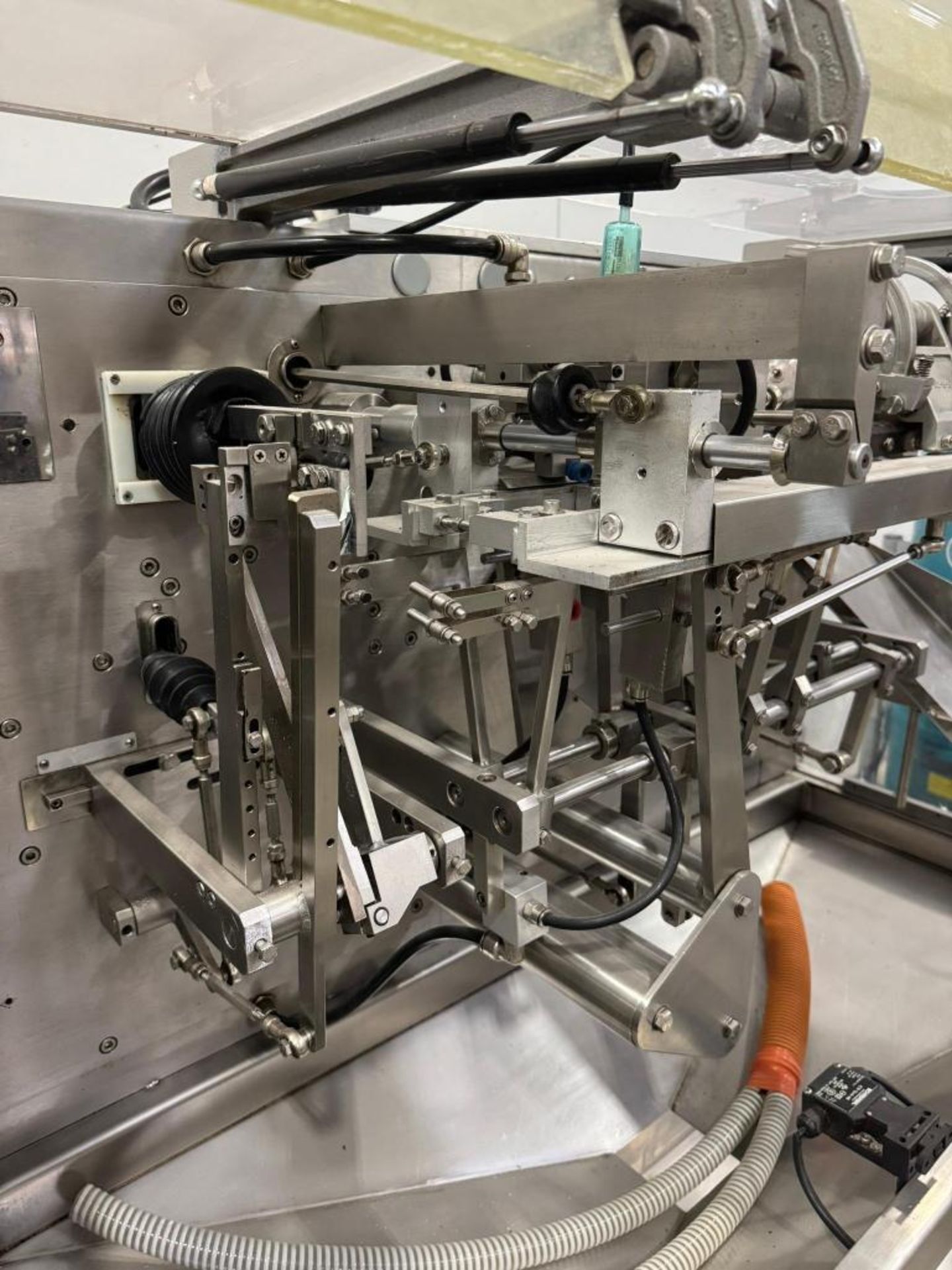 Macwell Shanghai Macwell Packaging Machine, Model# CDS130, Serial# CC10-008.