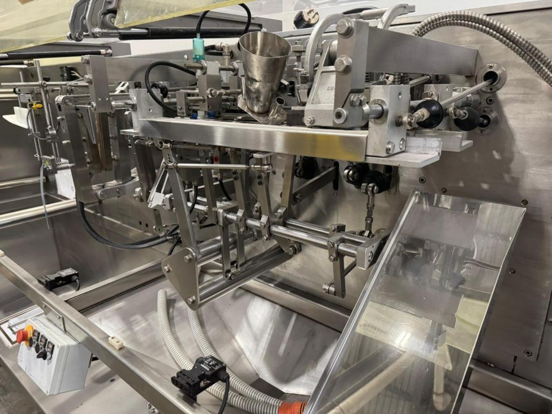 Macwell Shanghai Macwell Packaging Machine, Model# CDS130, Serial# CC10-008.