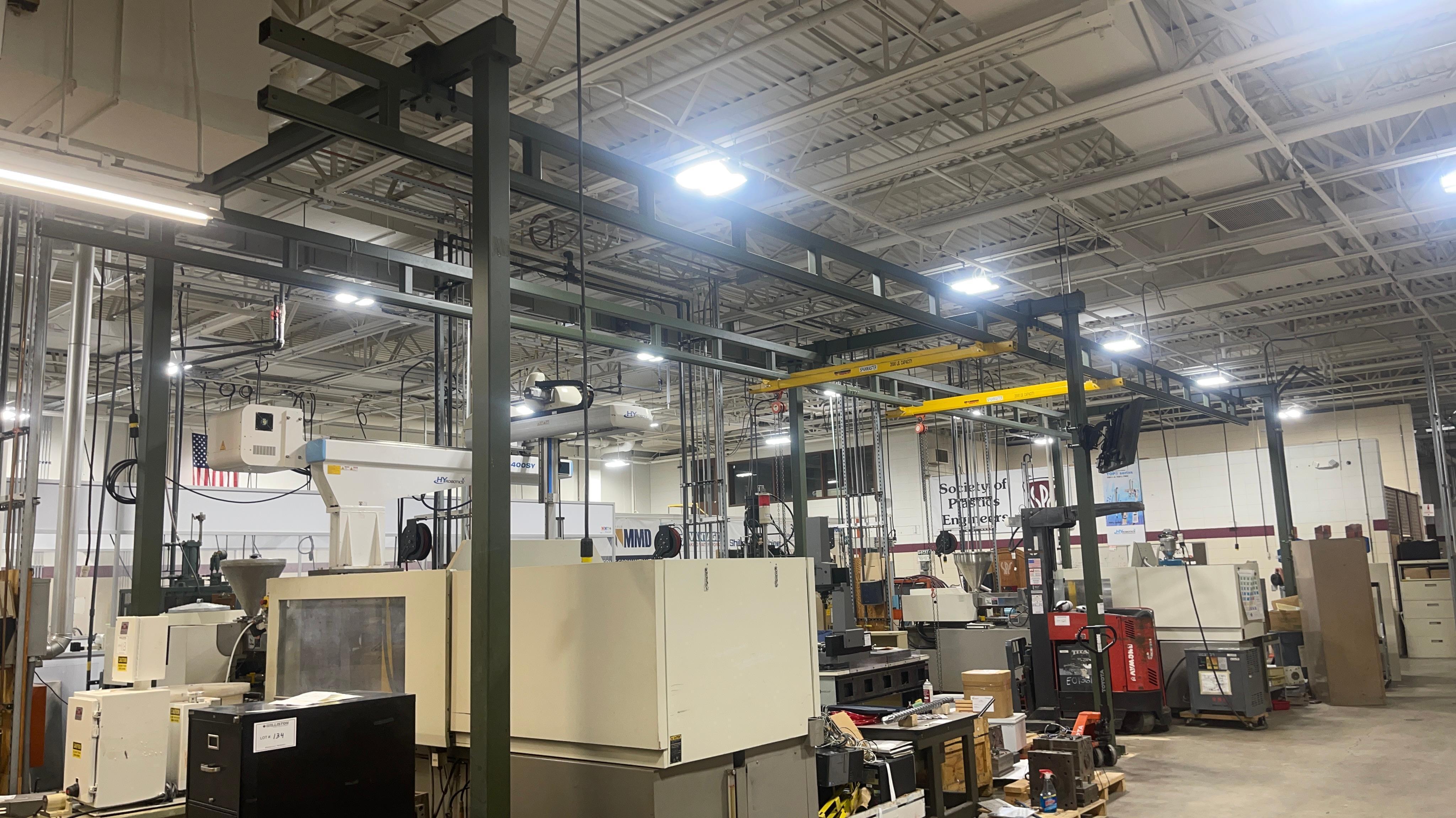 50ft x 10ft (2,000 lbs cap) SPANMASTER Overhead Freestanding Crane with 2 Spanners & Chain Hoist