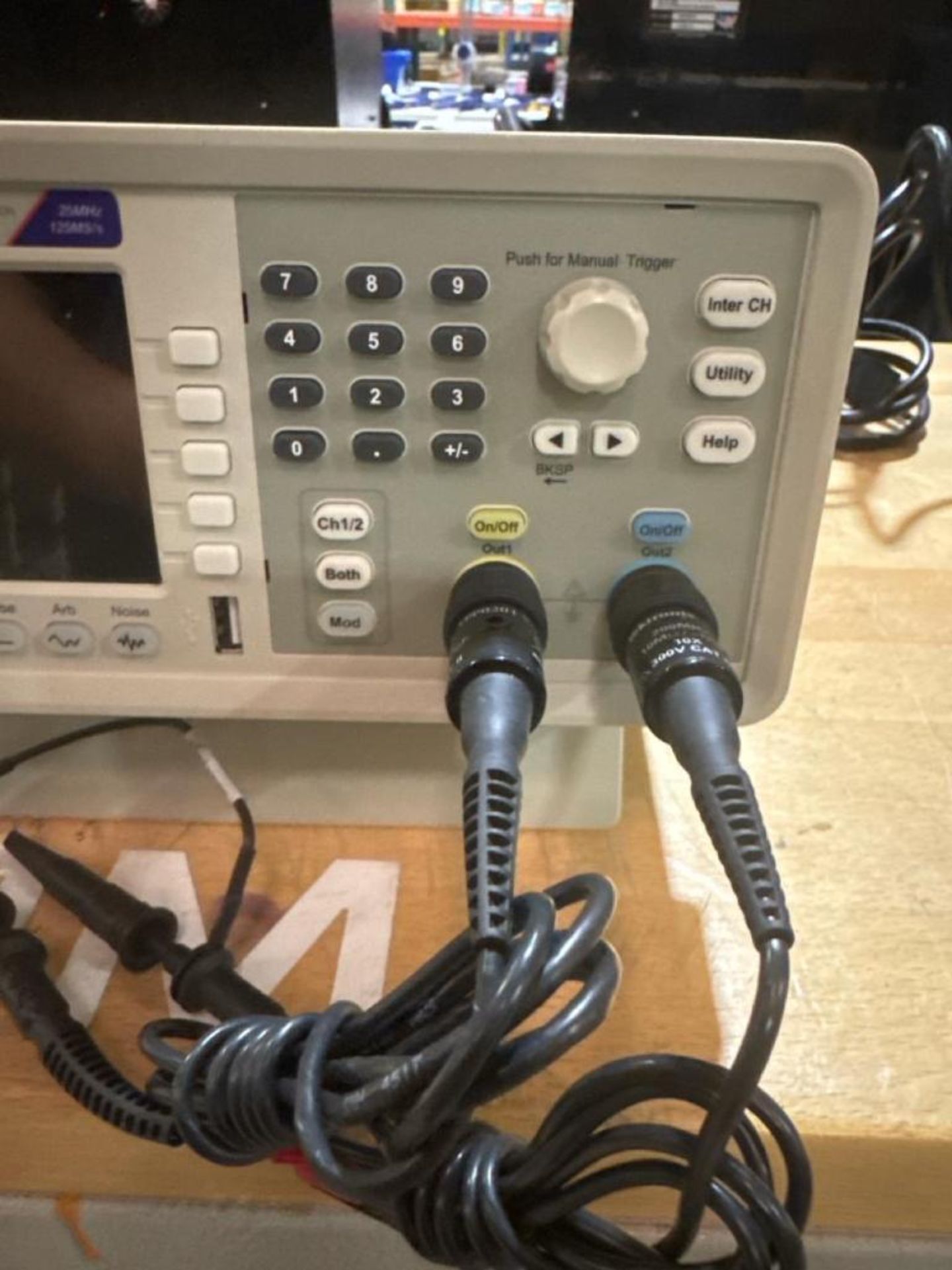 Tektronix Generator; Telethons AFG1022 Arbitrary Function Generator ...
