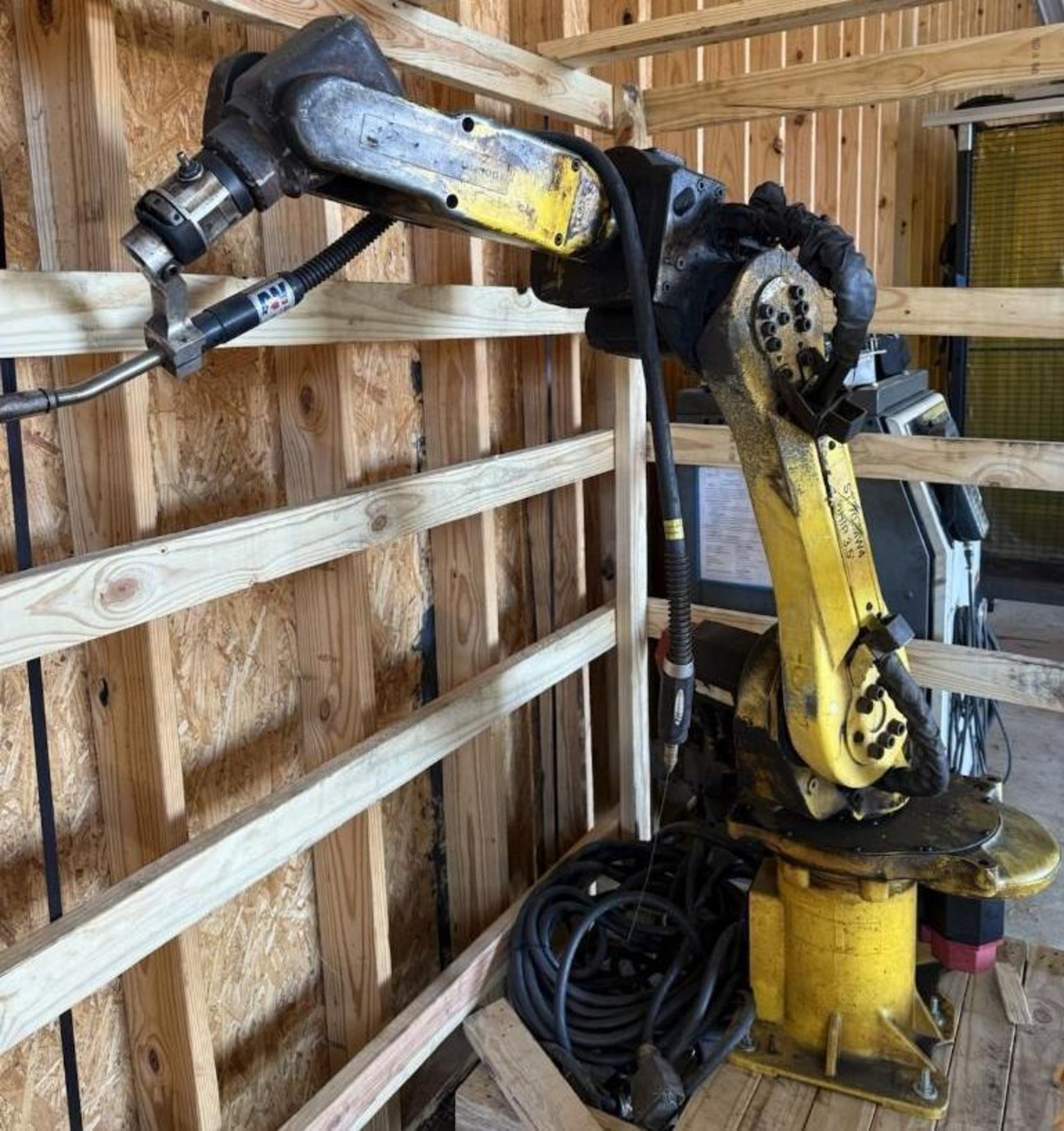 Location: Oak Grove, KY Loading Fee: $75.00 Fanuc Arc Mate 100i Robot w ...