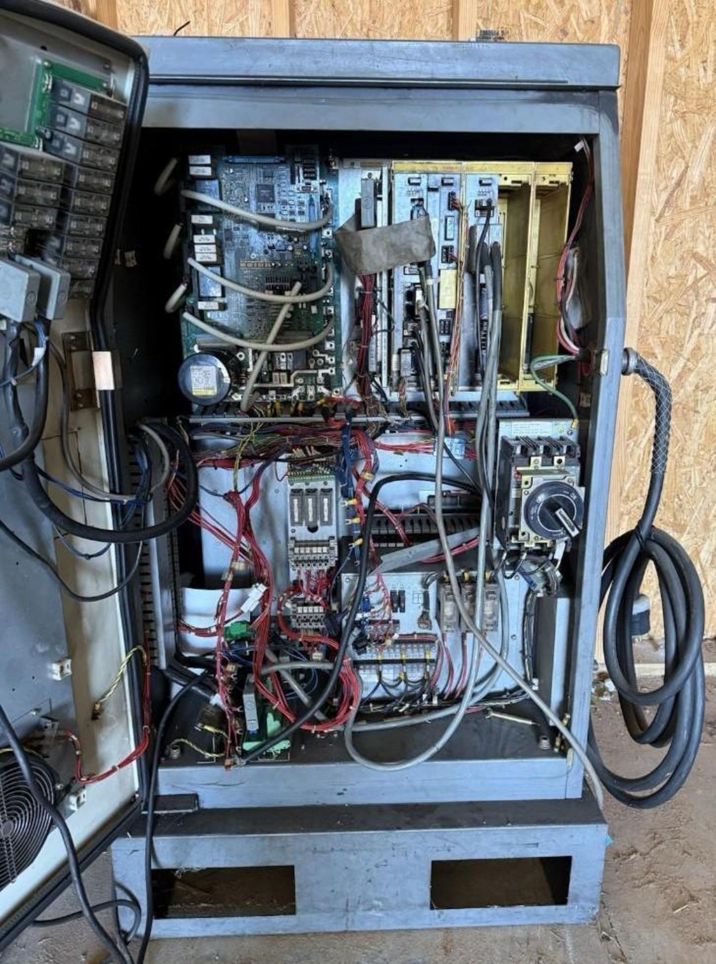 Location: Oak Grove, KY Loading Fee: $75.00 Fanuc Arc Mate 100i Robot w ...