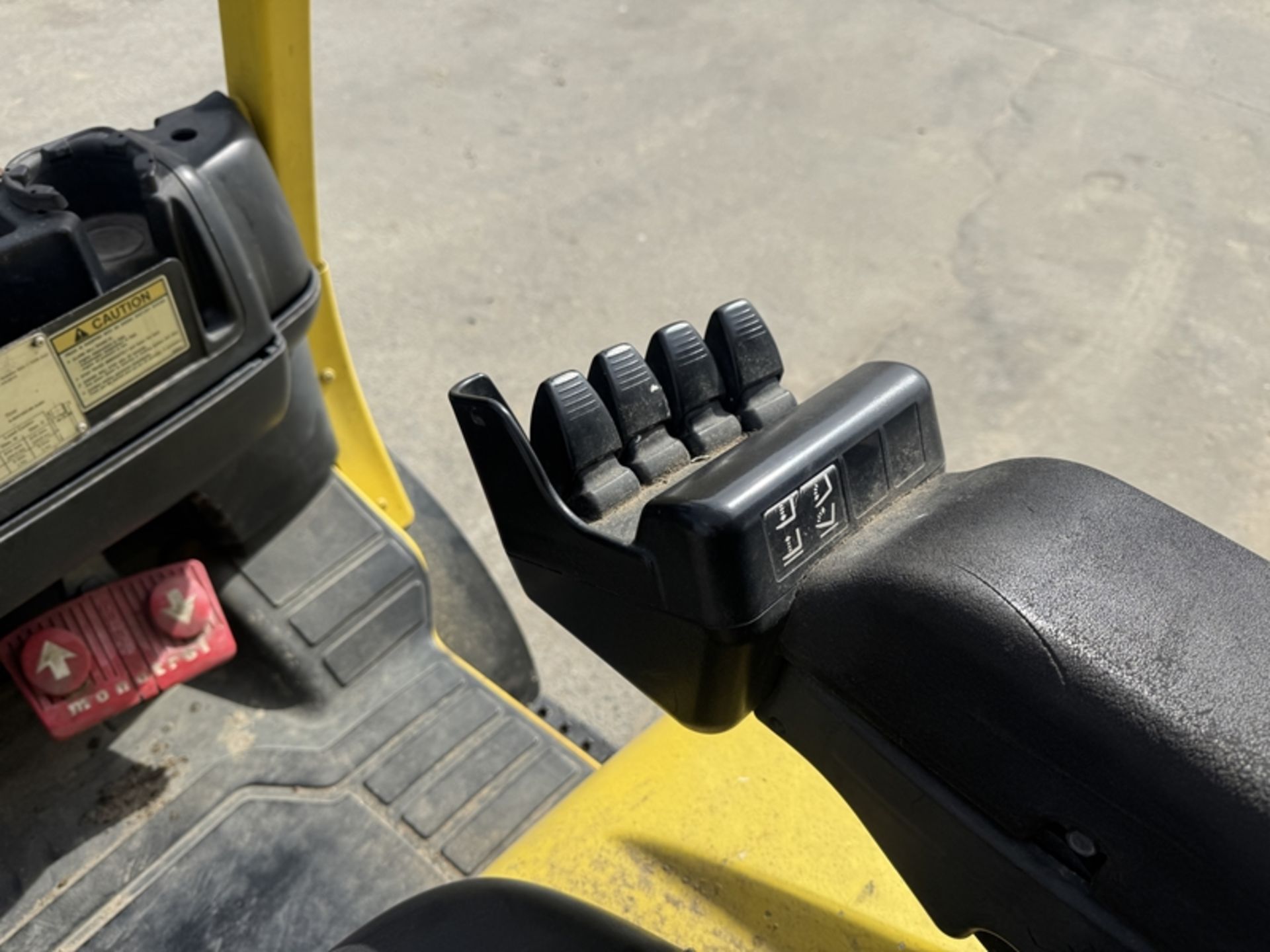 Hyster Function Control Button HYSTER 6500lb capacity forklift H70FT finger controls, 614 Hours ...