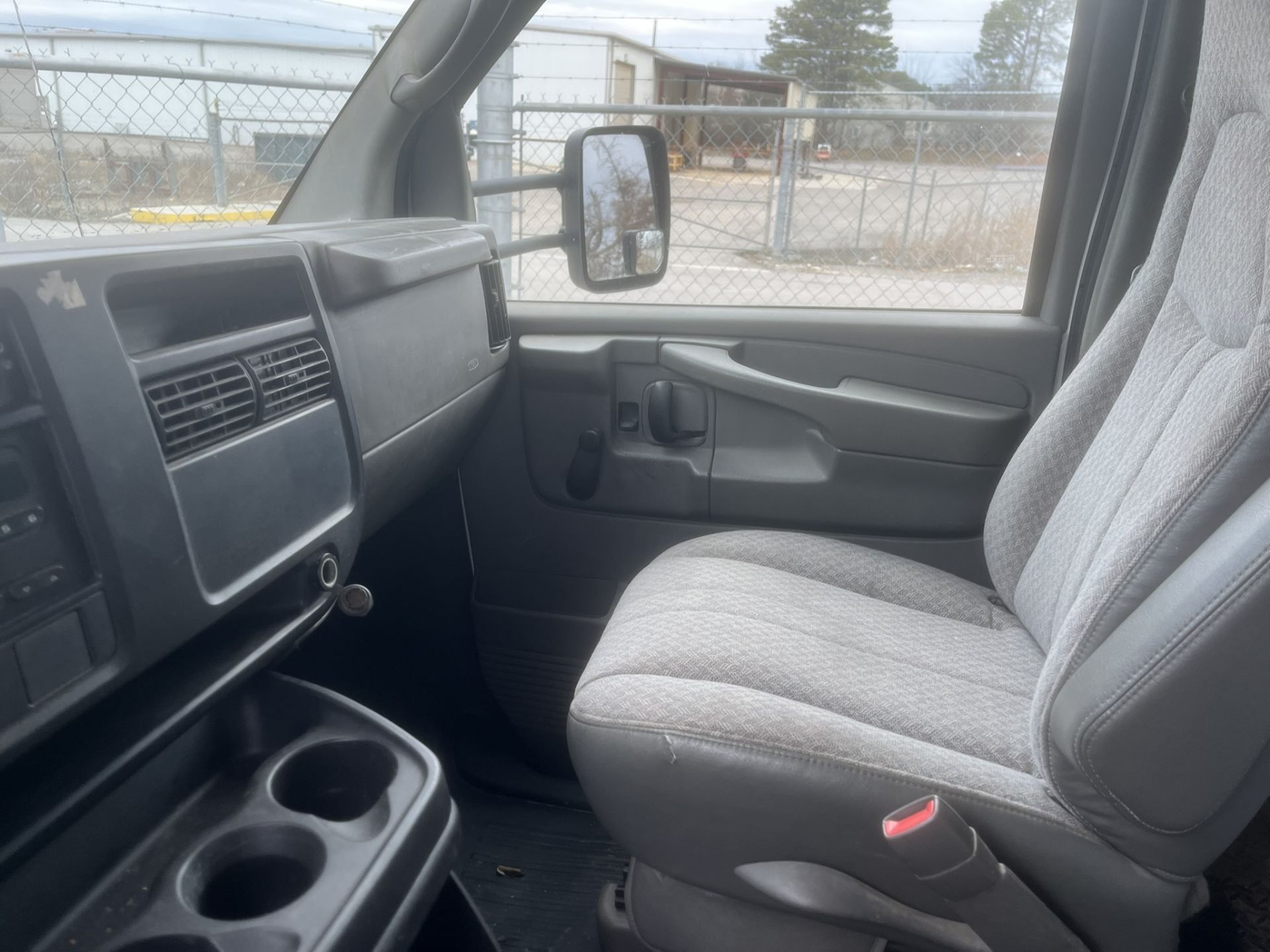 2007 Chevrolet Express 3500 Box Truck Model CG3 - Image 15 of 16