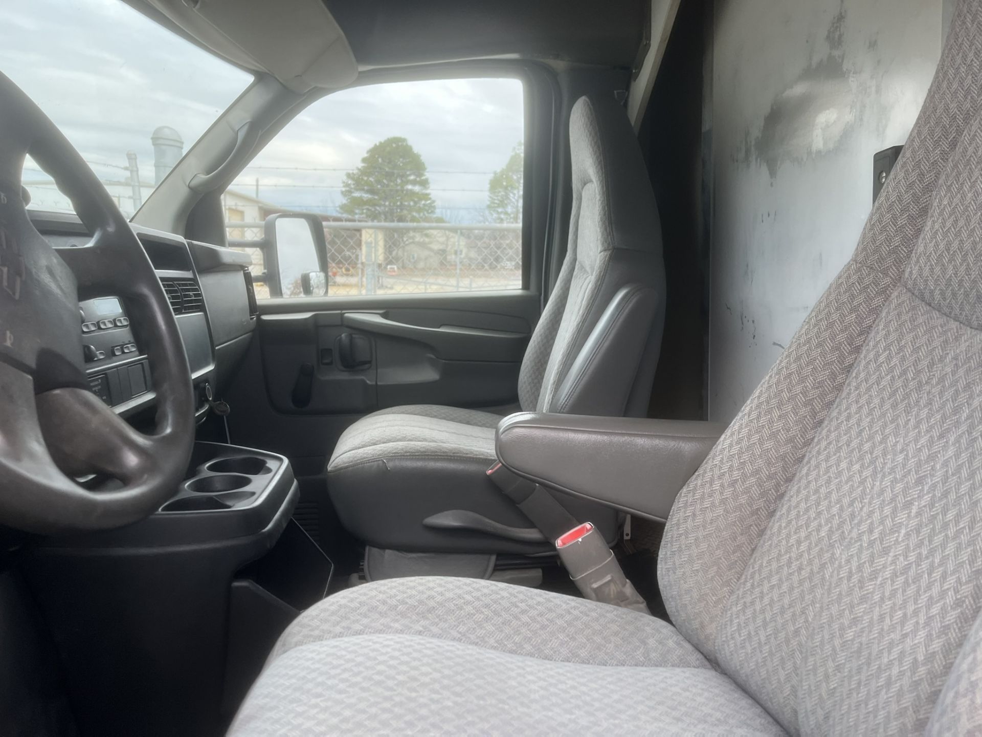 2007 Chevrolet Express 3500 Box Truck Model CG3 - Image 14 of 16