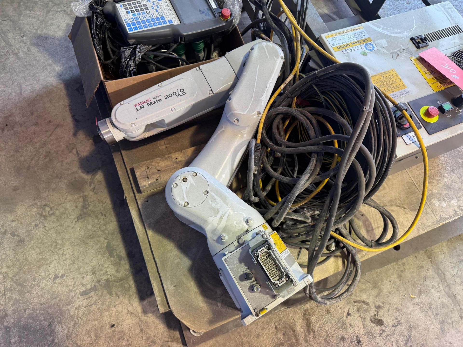 Lr Mate Controller Fanuc LR Mate 200iD/7LC with R30iB Mate Controller, powers on and each ...