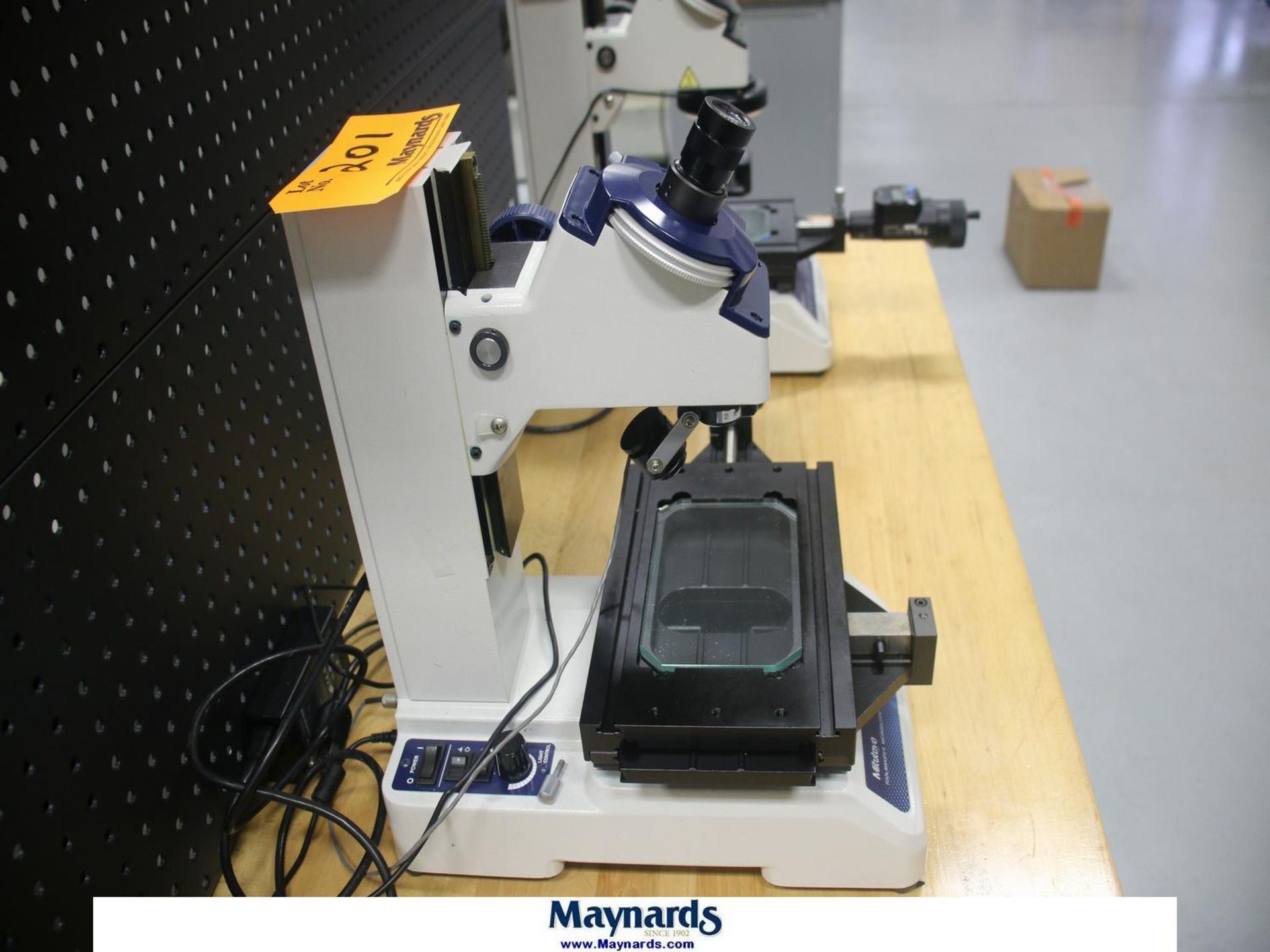 Mitutoyo Model 176-821A Tool Makers Microscope 4" x 2" Travel, Digital ...