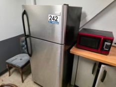 Lot: Refrigerator and 2 Microwave Ovens