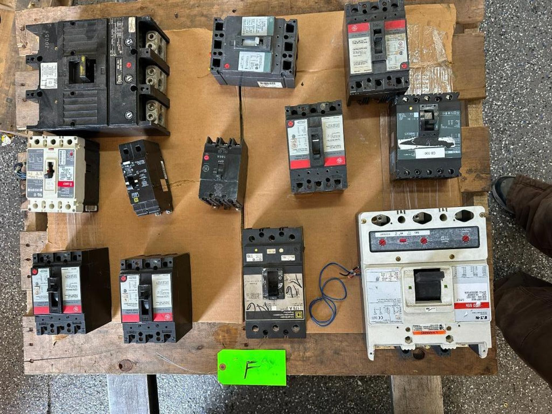 (F) Pallet of Circuit Breakers, Eaton, Cutler-Hammer, Square D, GE, 600