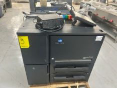 Tarima de Impresora, marca KONICA MINOLTA, Modelo: Accurio Press 6136P, Input 208-240VAC, 60Hz 20A,