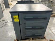 Tarima de Impresora, marca KONICA MINOLTA, Modelo: PF710, Input 208-240VAC, 12/10/502A; 50-60Hz.