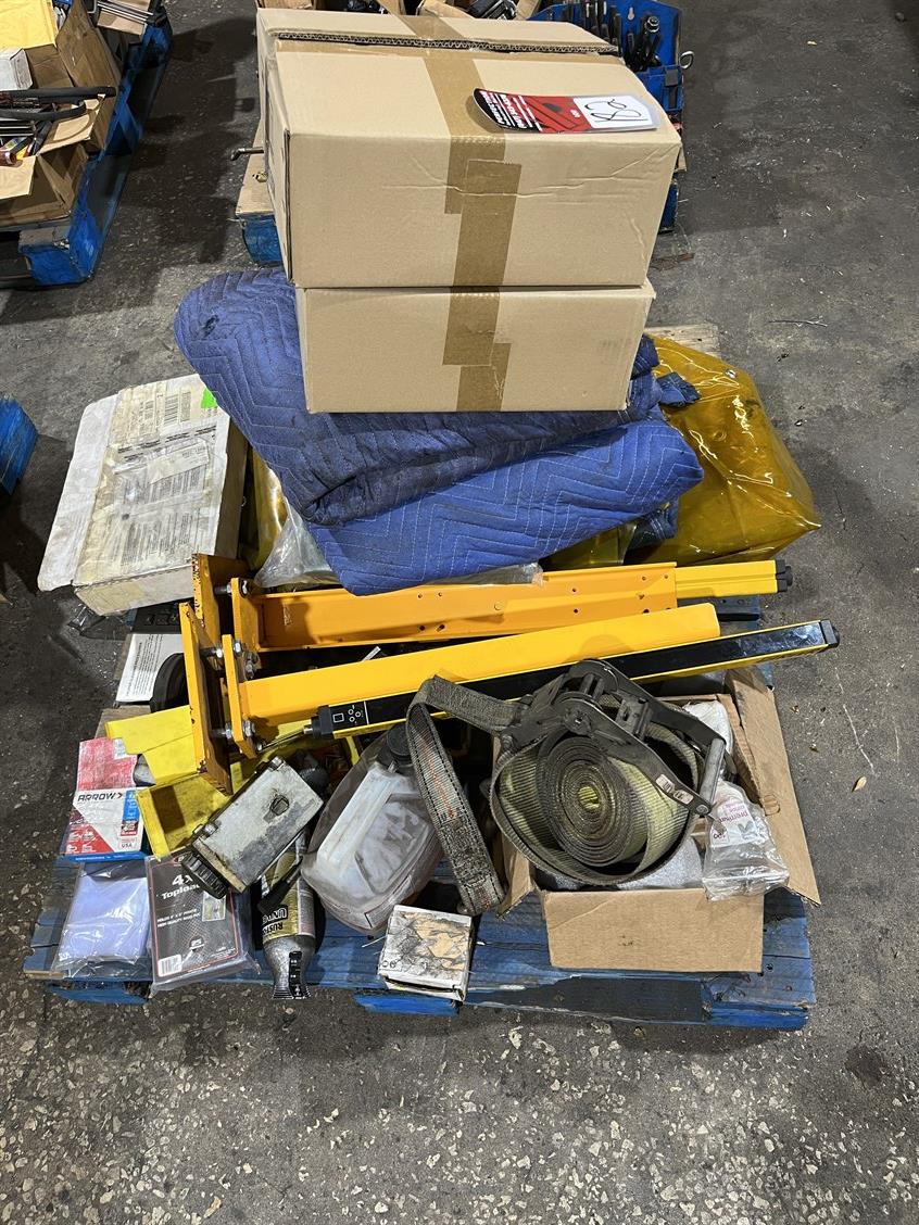 Lot Comprising Light Curtain Parts, Moving Blankets, Curtains, High Bay Lights, Ratchet Straps