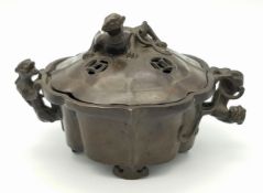A Qing-style Bronze Censer Lid, Qianlong Mark. Height: 11 cm (incl. finial), Diameter: approx. 9 cm.
