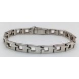 A Vintage Gucci Sterling Silver bracelet. G link openwork links. 18cm. 22.3g.