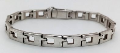 A Vintage Gucci Sterling Silver bracelet. G link openwork links. 18cm. 22.3g.