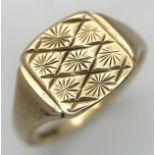 A Vintage 9K Yellow Gold Signet Ring with Starburst Pattern. Size V. 4.55g.