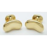 A PAIR OF TIFFANY AND CO, ELSA PERETTI, 18K YELLOW GOLD, BEAN CUFFLINKS. 23.8G. TAN 5005.