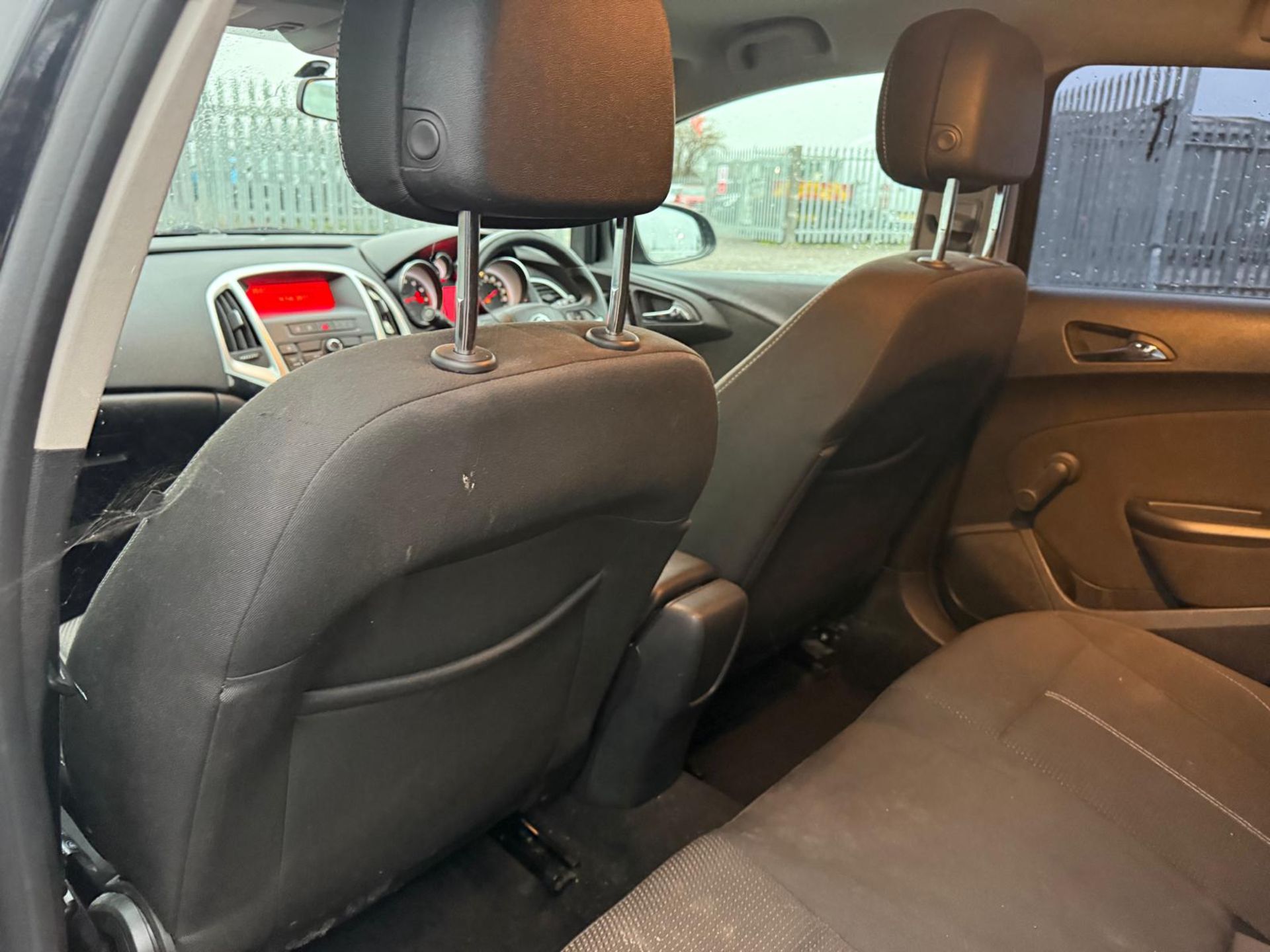 ** ON SALE ** VAUXHALL ASTRA 1.6 16V 115 SRI HATCHBACK 2014 (14) ULEZ COMPLIANT MOT JAN 2027 - Image 15 of 18