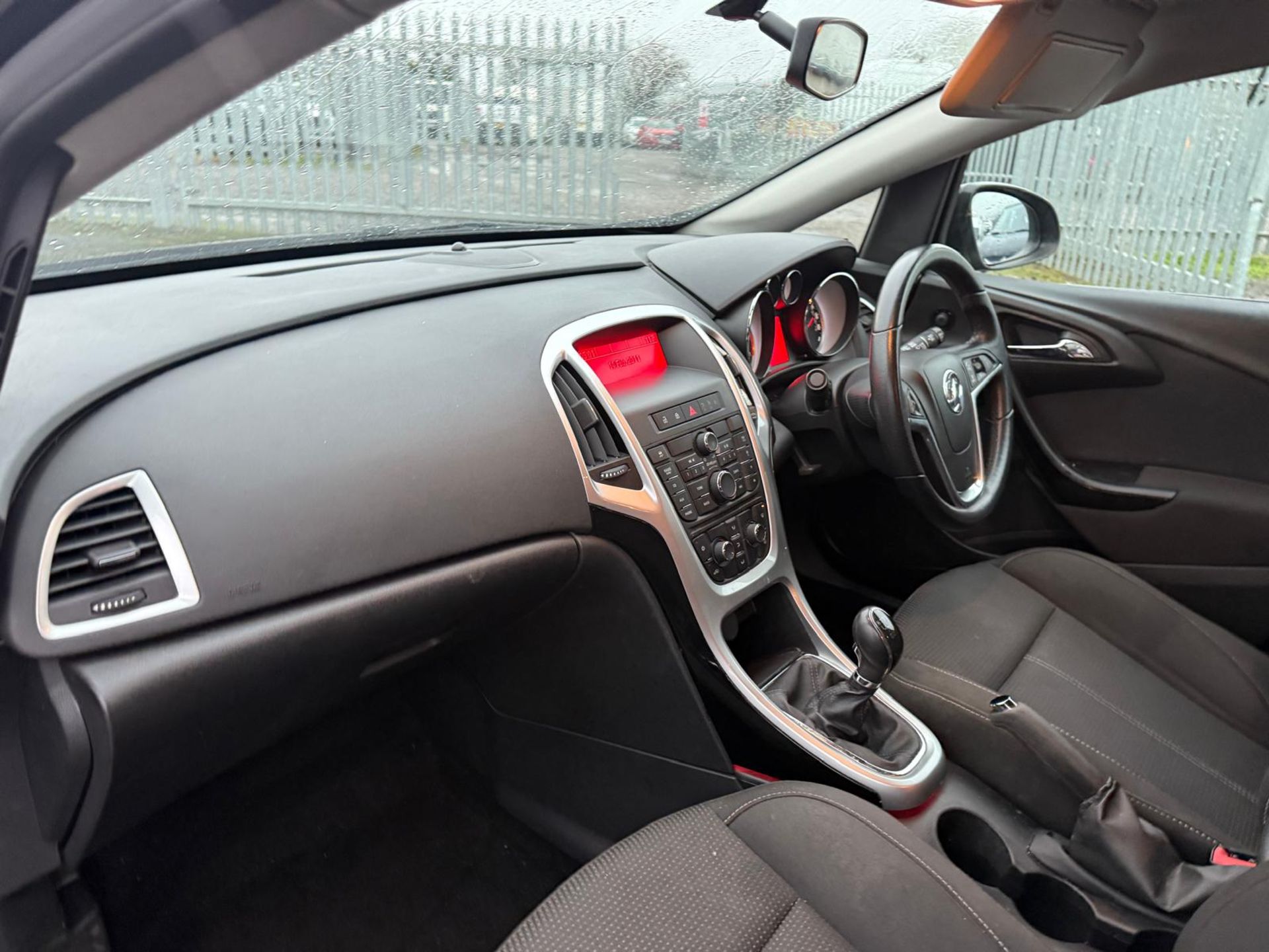 ** ON SALE ** VAUXHALL ASTRA 1.6 16V 115 SRI HATCHBACK 2014 (14) ULEZ COMPLIANT MOT JAN 2027 - Image 9 of 18