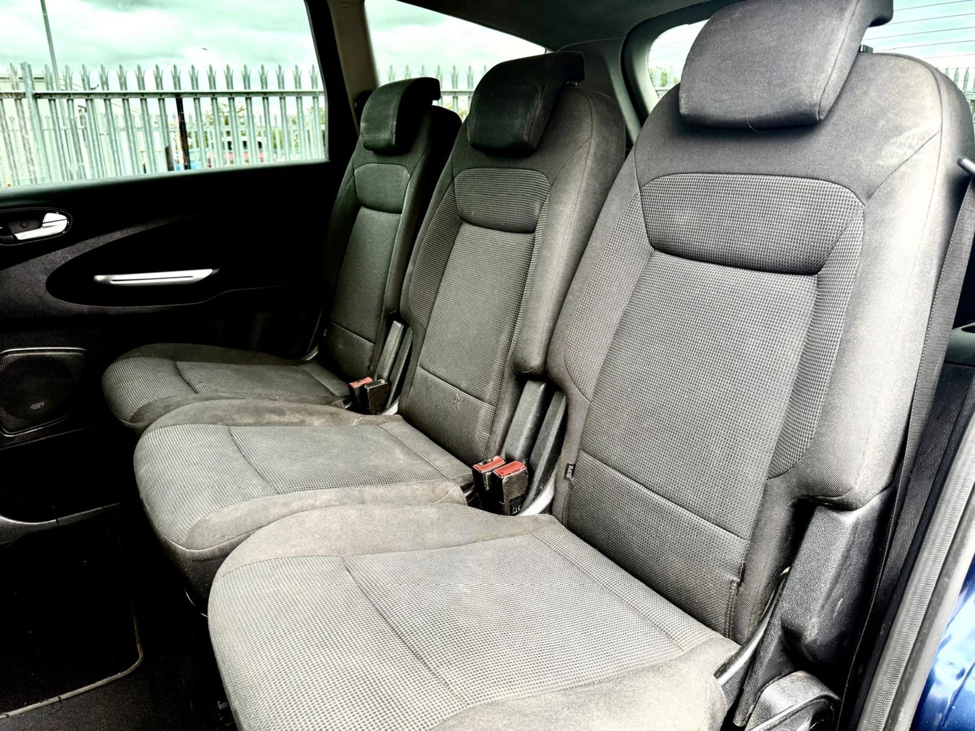 FORD S-MAX TITANIUM DIESEL 2.0 TDCI 143 MPV 7 SEATS 2009 (09) - Image 16 of 21